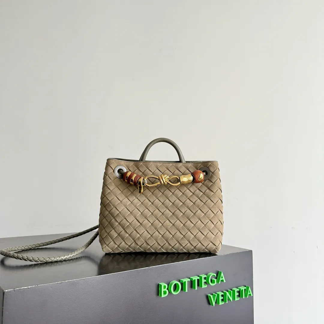 The new Andiamo batch of 3060 BV is shipped‼ ️The classic intercciato weaving process is used to create a soft bag, the metal knot is made of micro-cast aluminum using jewelry technology🪢, and the decorative beads are made of metal and hand-polished oak, allowing you to jump repeatedly between elegance and fun💃, making it unpredictable. Classic and versatile, it shows off your temperament, and the bag has a large capacity, making it very convenient for daily commuting! It has a variety of carrying methods, the shoulder straps can be adjusted by yourself, the original lambskin feels soft and delicate, and the unisex style breaks gender boundaries and brings a more practical and long-lasting use experience. The Andiamo, which has both elegant and casual styles, perfectly interprets the "fashionable old money style". Style number: 743568+wood hardware Color: suede cypress green Size: 25*22*10.5cm